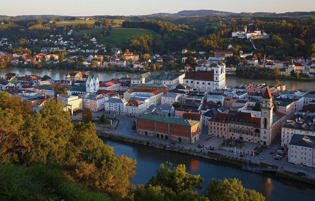 Blick auf die Altstadt von Passau mit Inn und Donau , Bayern , Deutschland , Europa