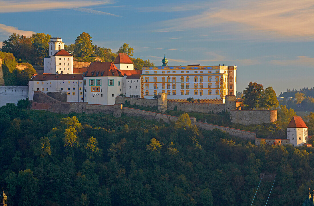 Blick über den Inn auf die Altstadt mit Dom und Veste Oberhaus , Passau , Bayern , Deutschland , Europa
