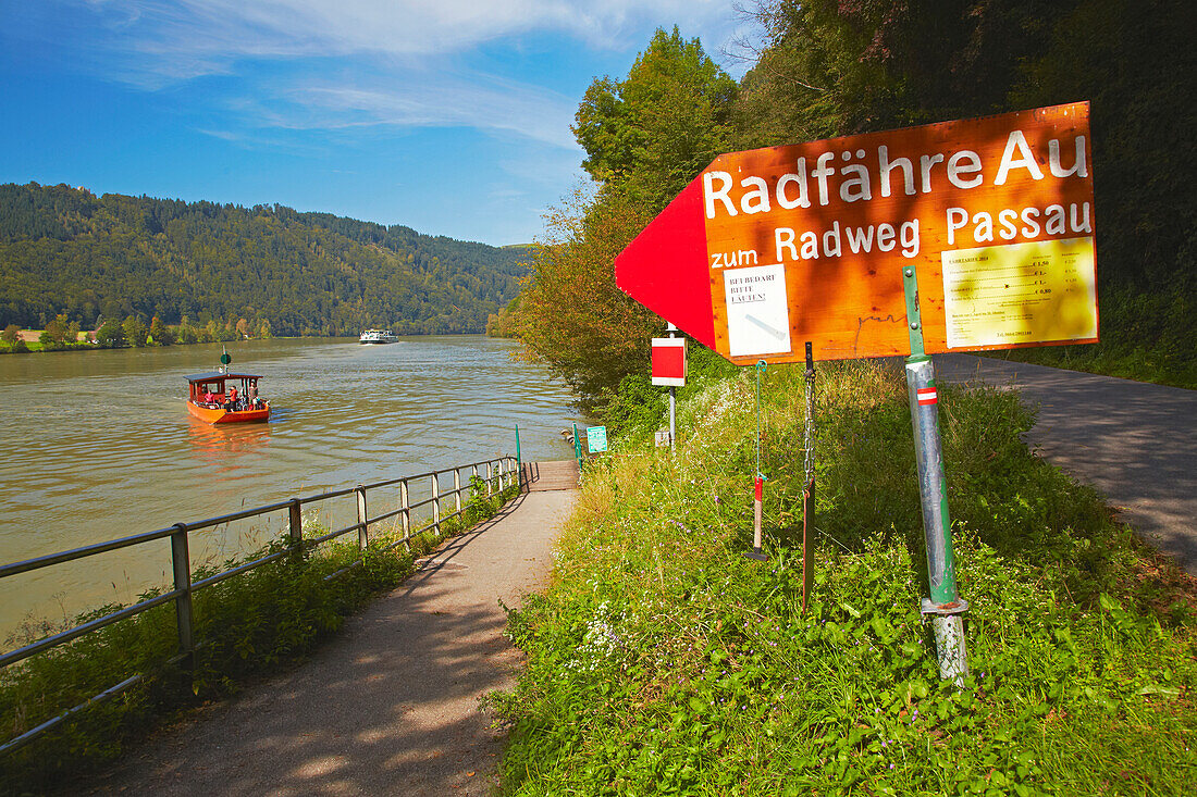 Cyclists' ferry at Au , Schlögener Schlinge , River Danube , Oberösterreich , Upper Austria , Austria , Europe