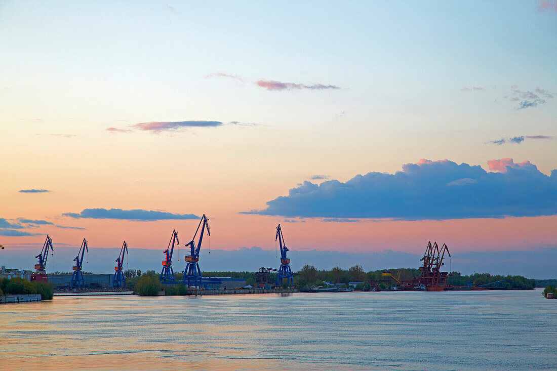 Tulcea , Blick bei Sonnenuntergang auf Industriehafen , Donaudelta , Tulcea-Arm der Donau , Rumänien , Europa