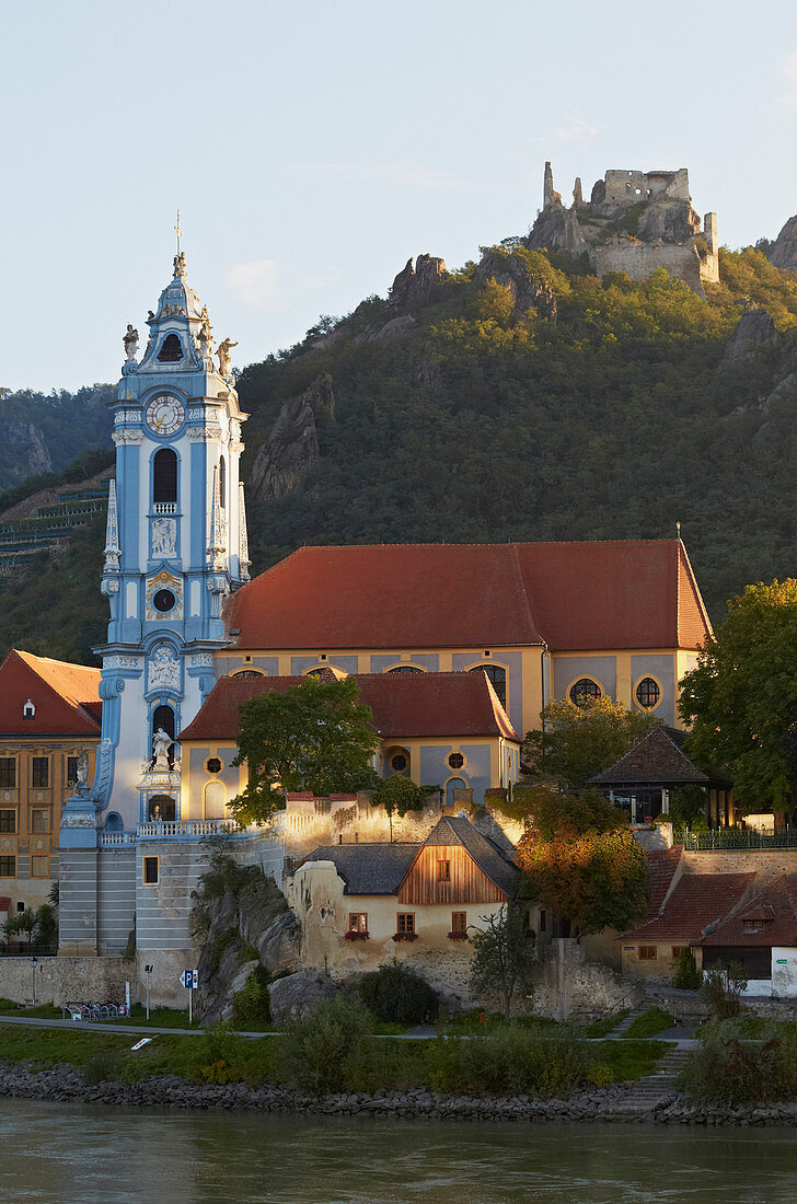 View at Dürnstein with Collegiate Church and castle , Wachau , River Danube , Niederösterreich , Lower Austria , Austria , Europe