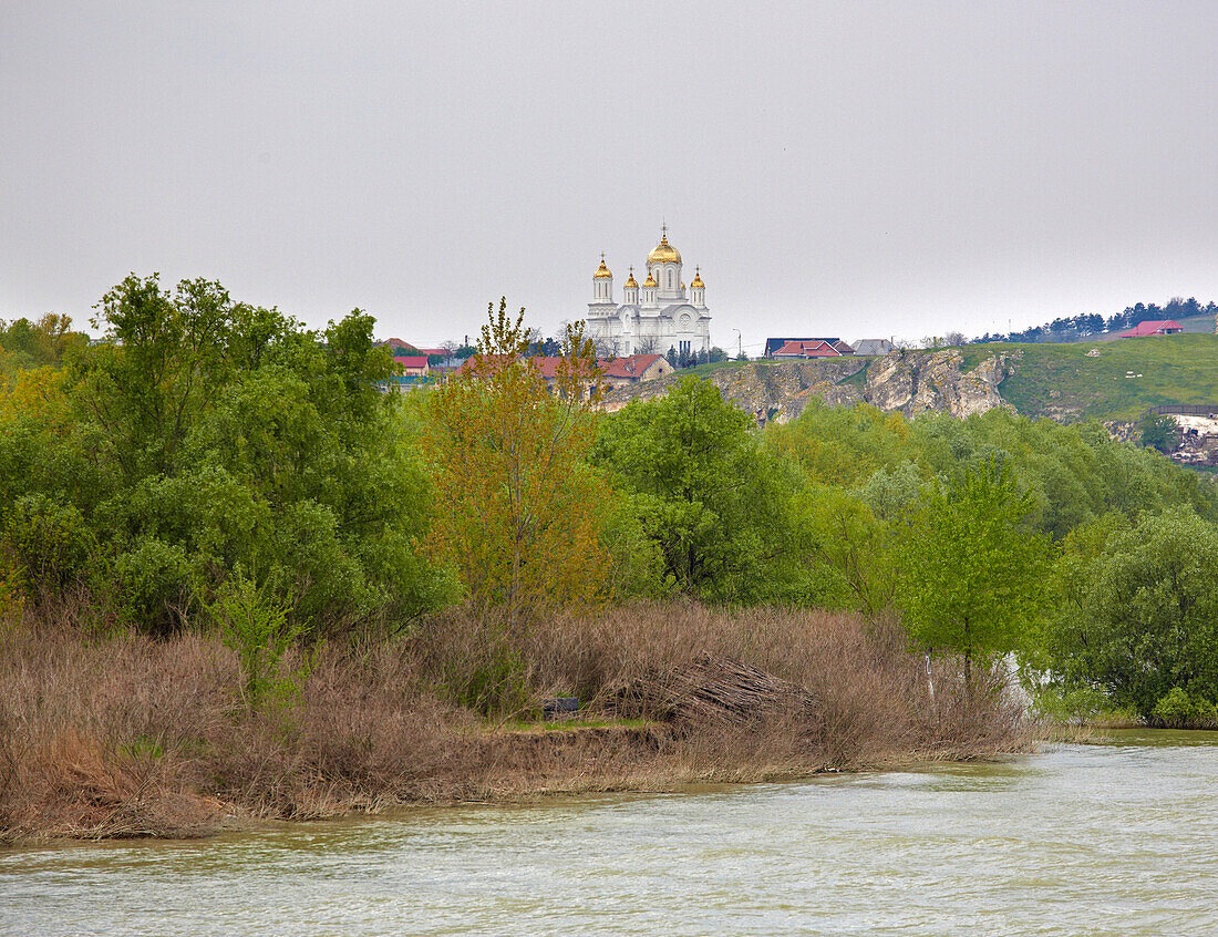 Blick auf Steilküste und die Kirche von Harsova , Rumänien , Donau , Europa