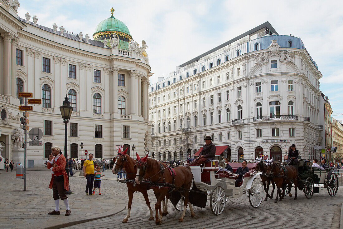 Fiaker an der Hofburg in Wien an der Donau , Bundesland Wien , Österreich , Europa