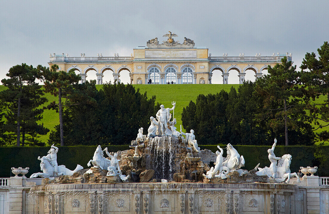 Schloßpark von Schönbrunn mit Neptunbrunnen und Gloriette , Wien an der Donau , Bundesland Wien , Österreich , Europa