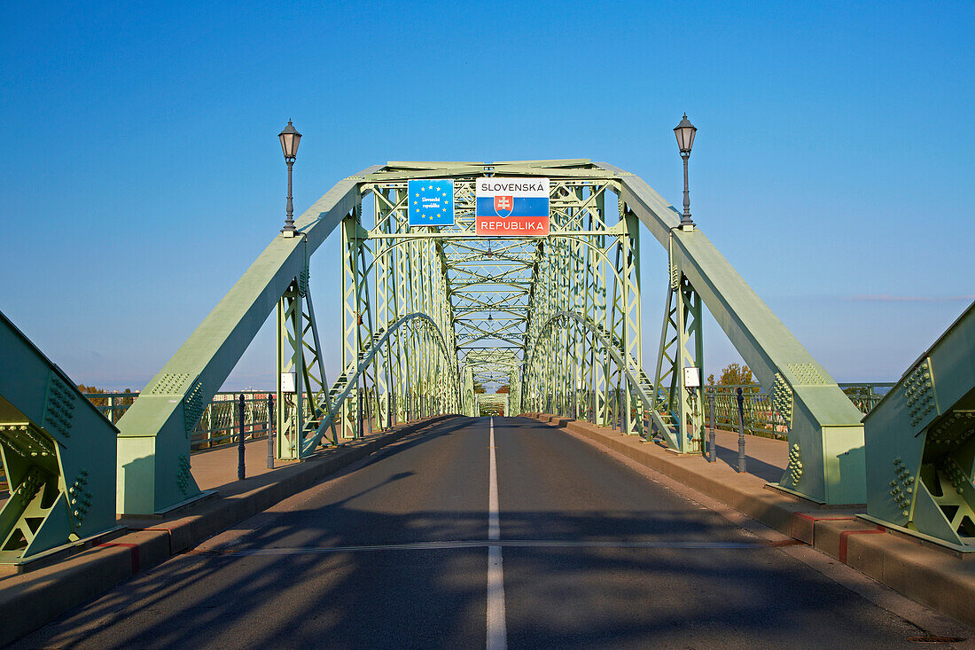 Blick über die Maria-Valeria-Brücke zur Slowakei , Esztergom an der Donau , Ungarn , Europa