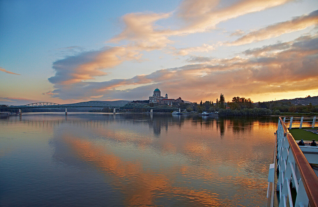 Blick über die Donau auf die Basilika Esztergom , Esztergom , Ungarn , Europa