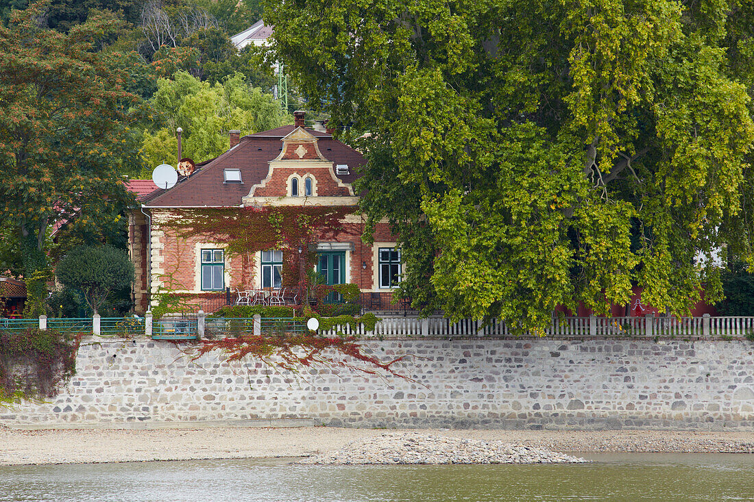 Blick auf Veröce an der Donau , Ungarn , Europa