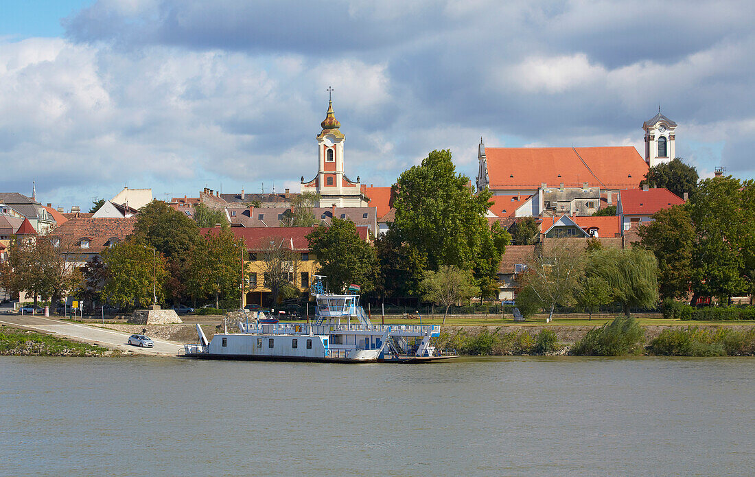 Blick auf Vàc an der Donau , Ungarn , Europa