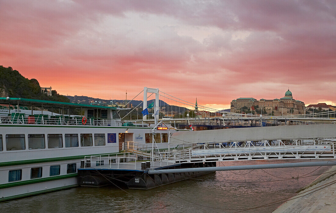 Budapest , Blick von der Schiffsanlegestelle zum Burgpalast in Buda , Sonnenuntergang , Donau , Ungarn , Europa