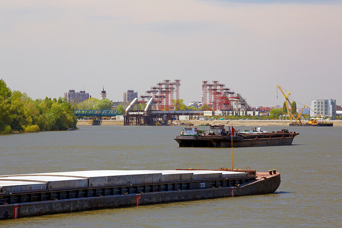 Bau der neuen Brücke von Novi Sad nach Petrovaradin , Frachtschiff , Donau , Serbien , Europa