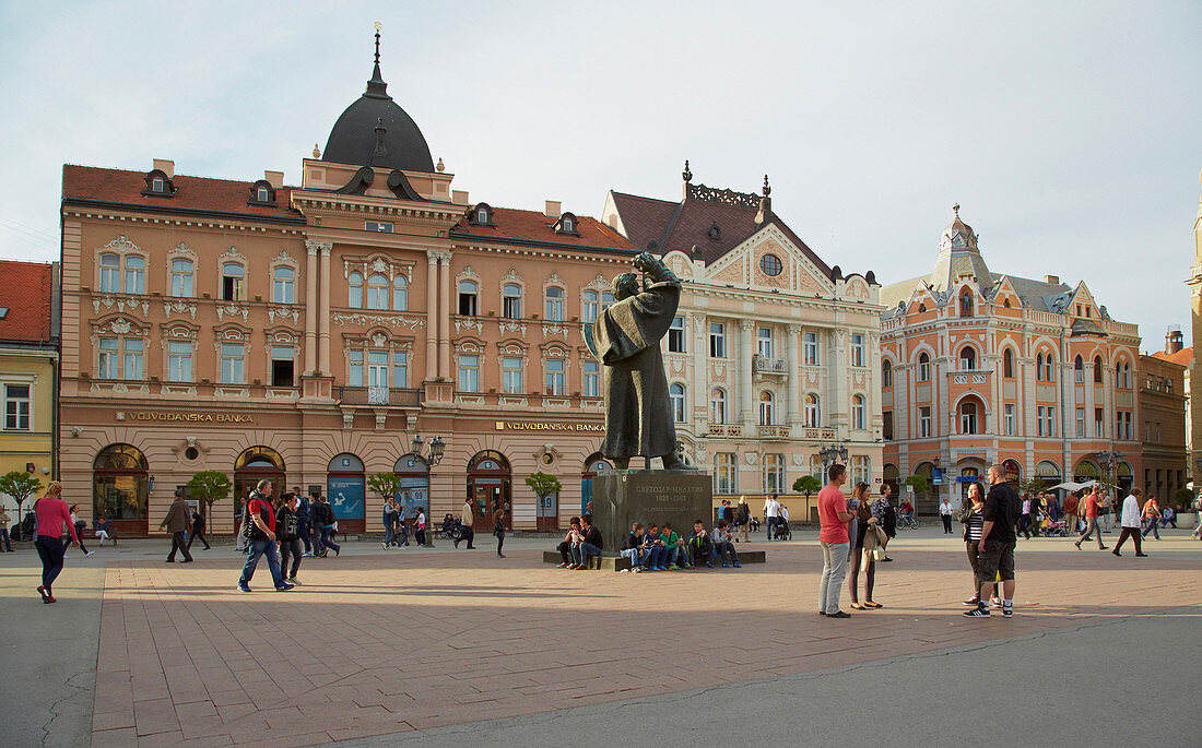 Novi Sad , Slobode Platz (Trg Slobode) mit Svetozar Miletic 1826-1901 Denkmal , Donau , Serbien , Europa