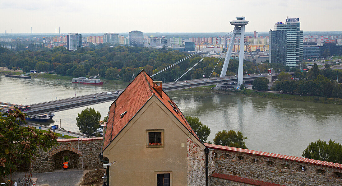 Blick von der Burg auf die Neue Brücke in Bratislava (Pressburg) an der Donau , Slowakei , Europa