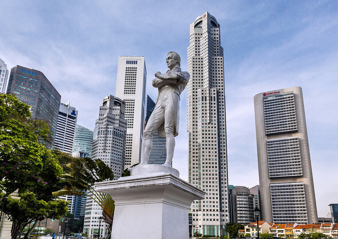 Singapore, Raffles staue against the modern highrise of the financial district.