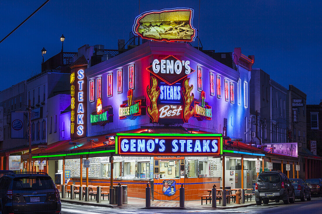 USA, Pennsylvania, Philadelphia, South Philadelphia, Italian-American Area, Geno´s Steaks, legendary cheese steak shop, dawn.