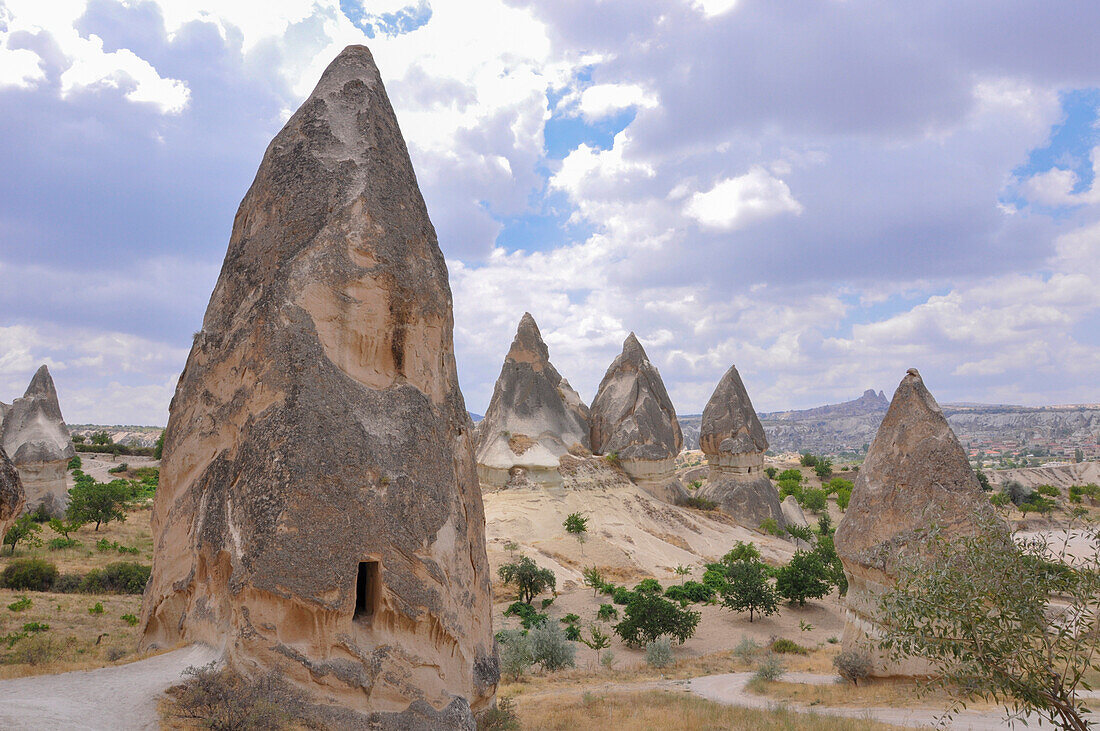 This area of Kapadokia in Turkey is called Rose Valley and it is possible to observe these fantastic formations in which the tuff, with the sunlight, stains pink.