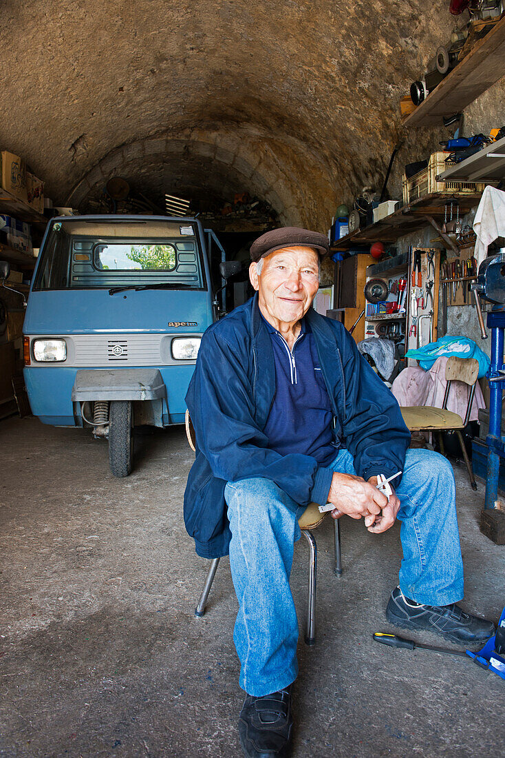 Der Besitzer einer direkt in den Fels gehauenen Garage in Roccacasale