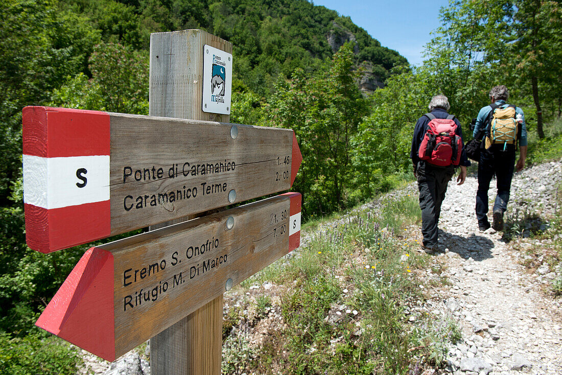 Wanderer in der dramatischen Schlucht Gole de Orfento im Majella Nationalpark