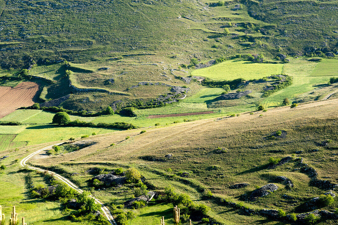 Felder nahe Calascio im Gran Sasso Nationalpark