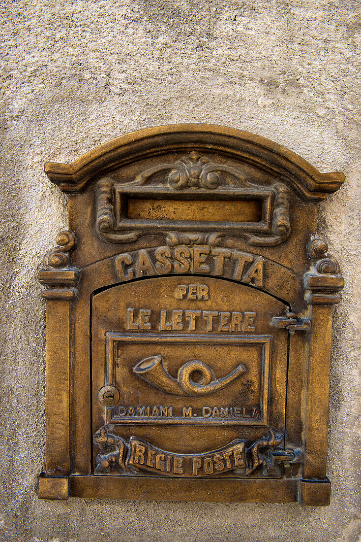 Briefkasten an einem Haus in dem Dorf Fonteccio