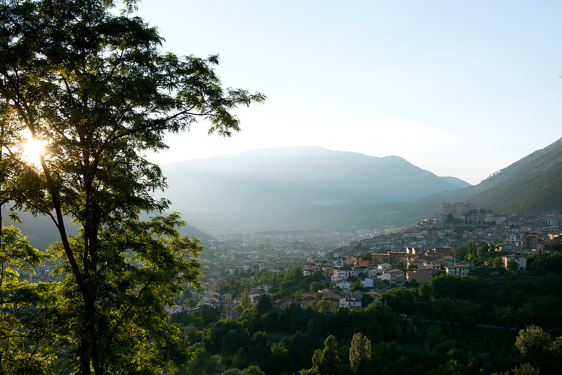 Blick auf Celano mit der dominierenden Burg