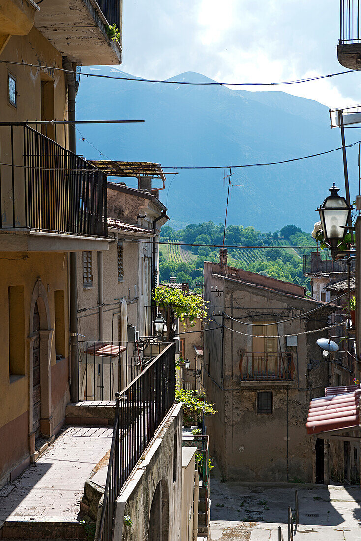 Blick von der Altstadt von Pratola zum als Nationalpark geschützten Majella Gebirge