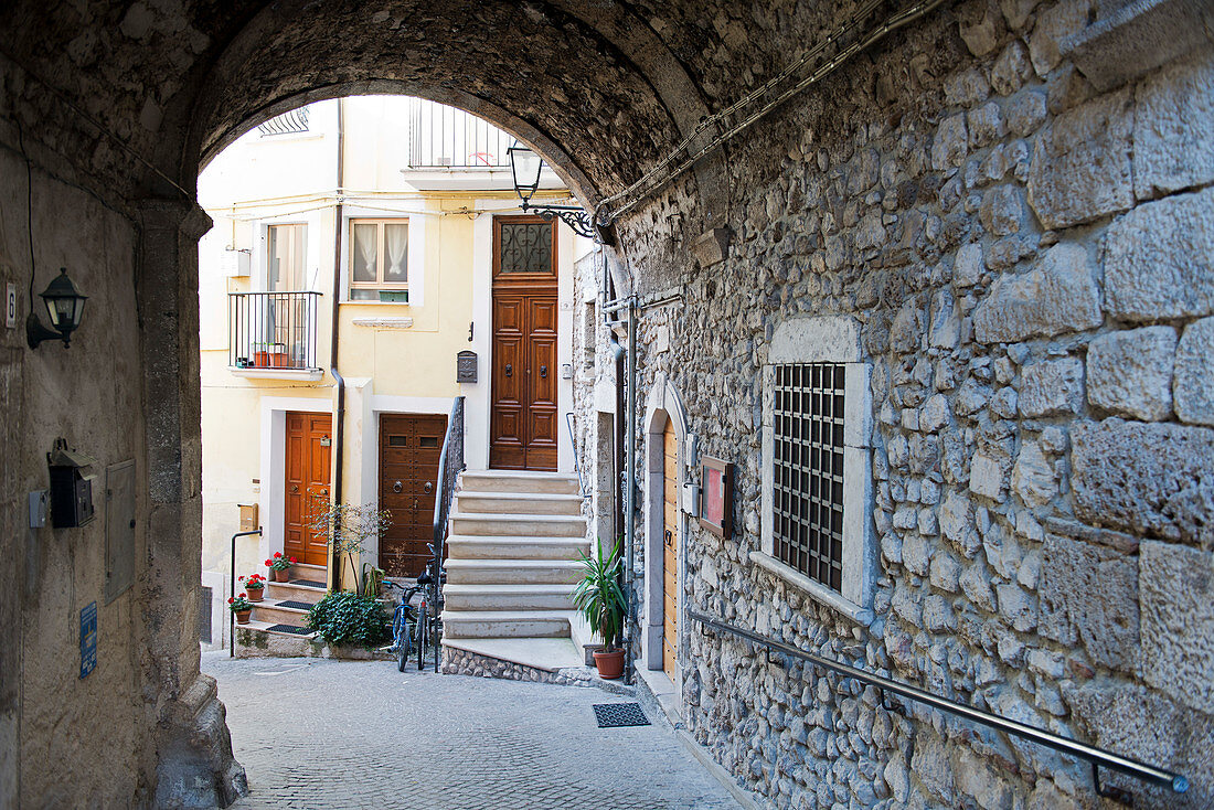 a mazer of narrow alleys and laneways is typical for the historic centre of Pratola