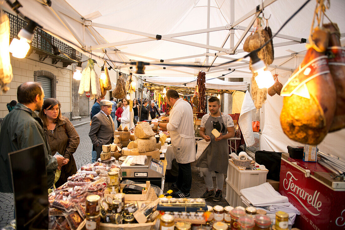 The weekly market in Sulmona offers Italien specialities