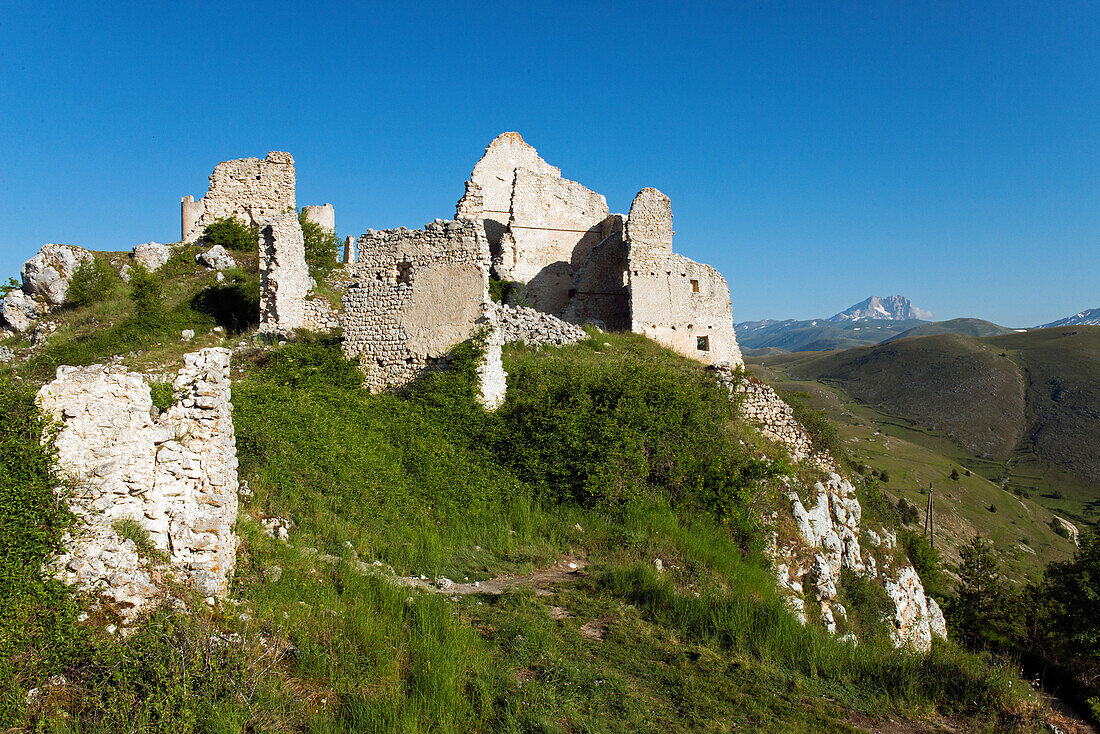 Die Ruinen der Burg von Rocca Calascio im Gran Sasso Nationalpark mit dem Corno Grande im Hintergrund