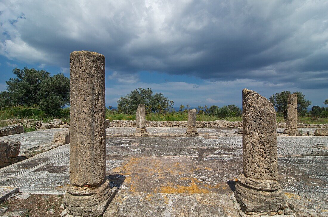 Ruinen der Ayios Trias Basilika mit Säulen und Mosaik in Sipahi,  Karpaz Halbinsel, Nord-Zypern