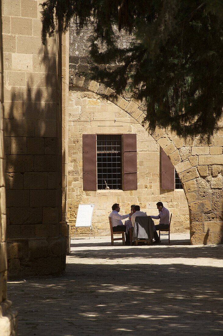 Männer sitzen an einem Tisch in einem Restaurant an der Selimiye Camii , Lefkosa, türkischer Teil von Nikosia, Nord-Zypern