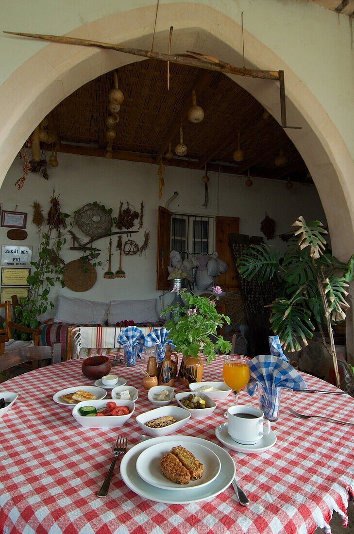 typisch nord-zyprisches Frühstück im The Nitovikla Garden Hotel in Kumyali,  Karpaz Halbinsel, Nord-Zypern
