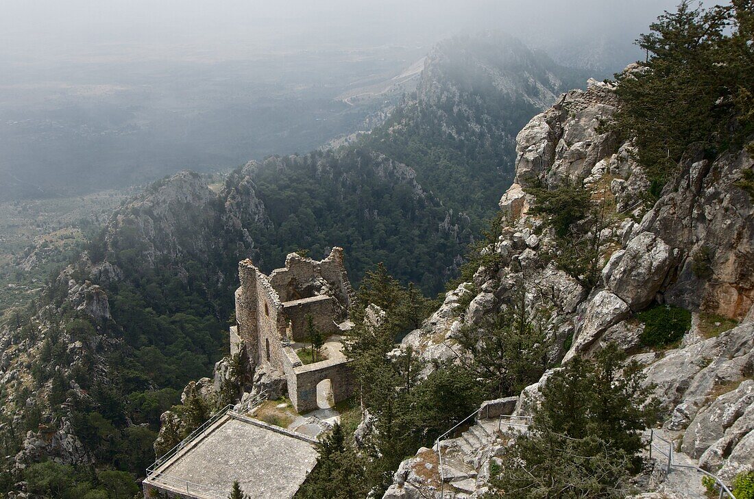Ruine der Festung Buffavento im Pentadaktylos Gebirge im Nebel bei Girne,  Kyrénia, Nord-Zypern