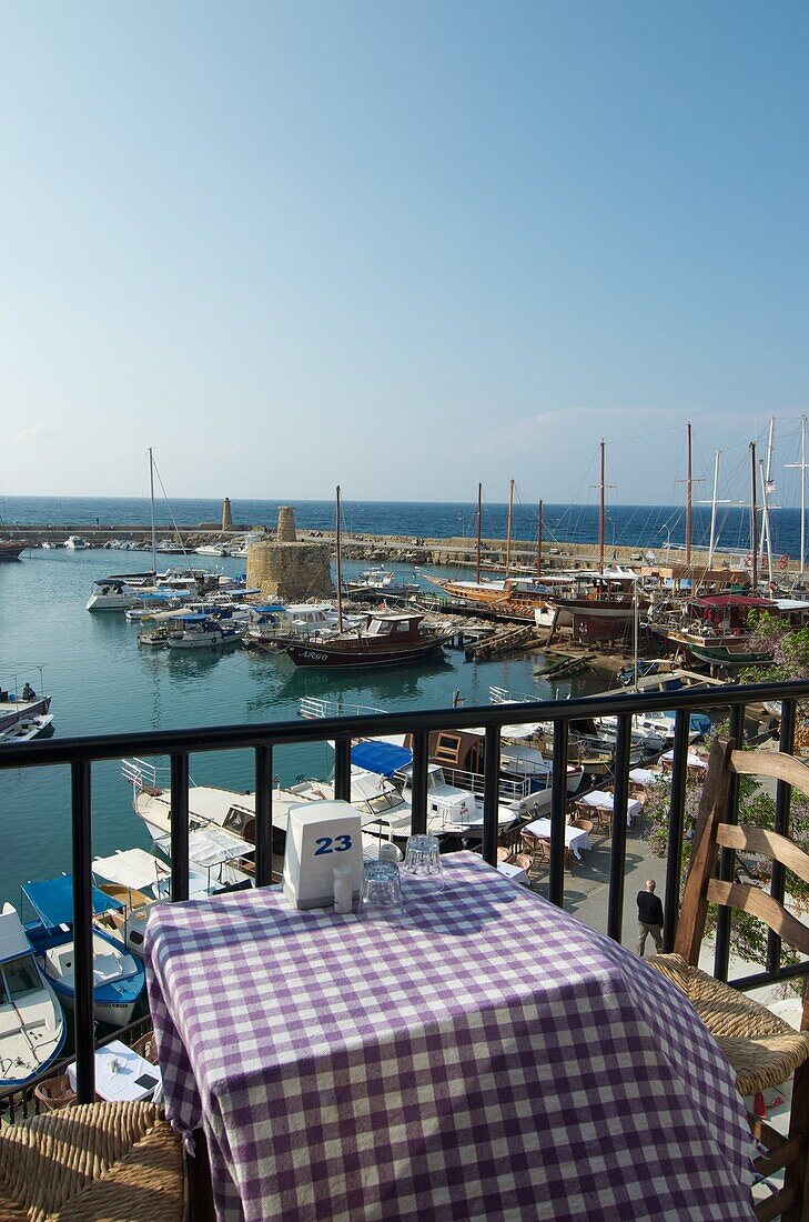 Blick vom Balkon eines Restaurants auf den Hafen von Girne,  Kyrénia, Nord-Zypern