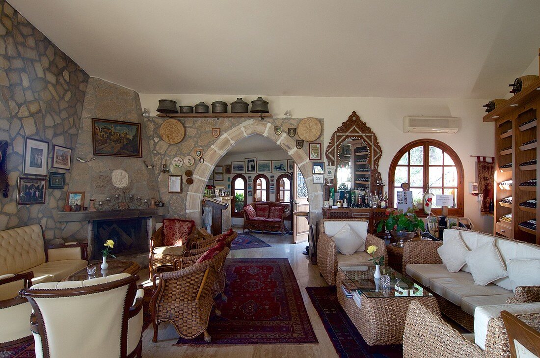 Rezeption und Bar mit Sitzbereich im Bellapais Garden Hotel, Bellapais, Kyrénia, Nord-Zypern