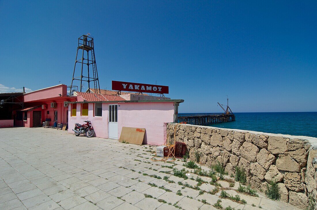 Kaianlage einer ehemaligen Mine bei Soloi, Küste bei Morfou (Güzelyurt), Nord-Zypern