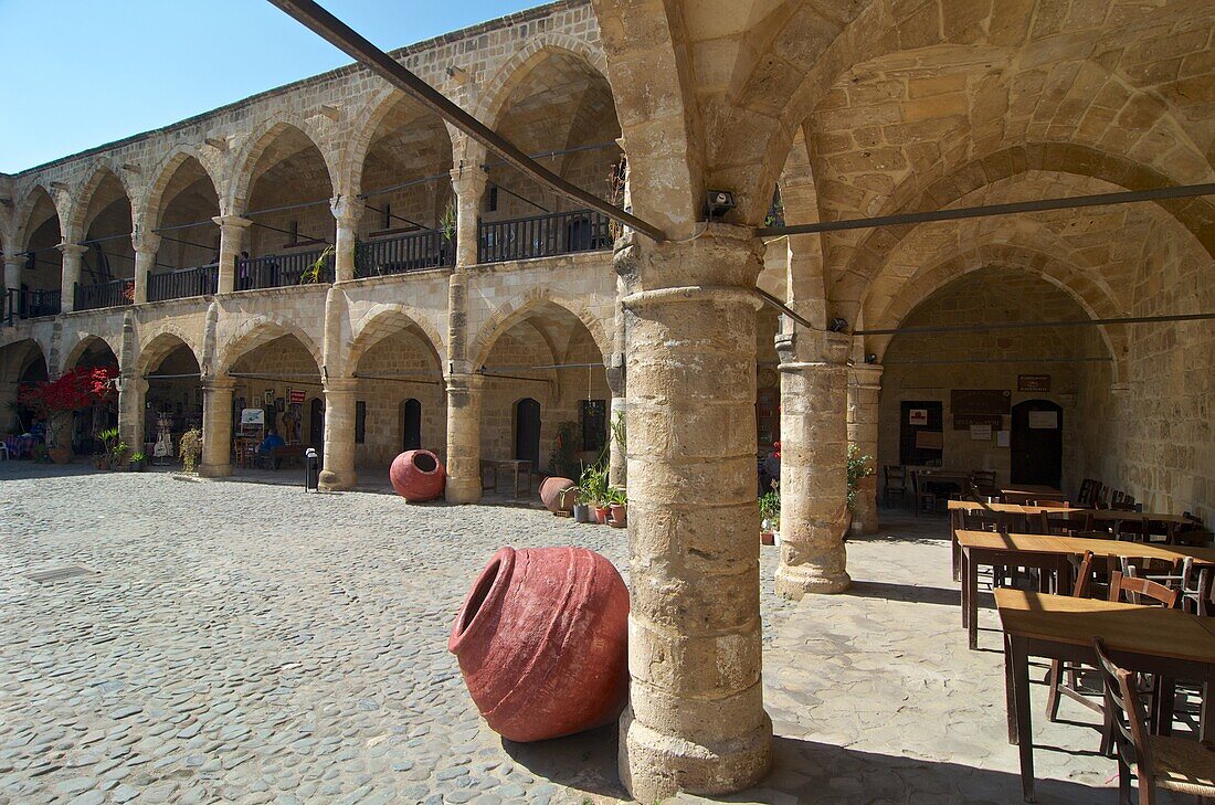 Büyük Khan, ehemalige Karawanserei Restauranttische unter Arkaden, Lefkosa, türkischer Teil von Nikosia, Nord-Zypern