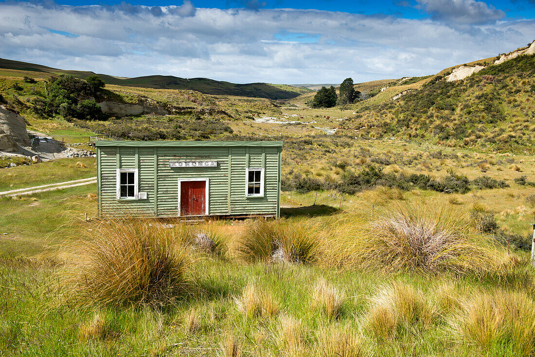 Die Ida Railway Huts bieten Besucher Unterschlupf in den Bergen der Hawkdun Range, Otago, Südinsel, Neuseeland