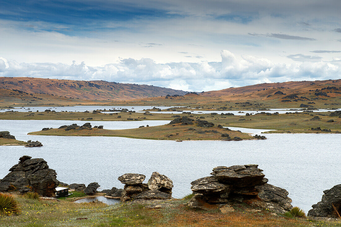 An dem einsames See auf der Rough Ridge in Central Otago wurden Szenen für den Lord of the Rings Film gedreht, Otago, Südinsel, Neuseeland