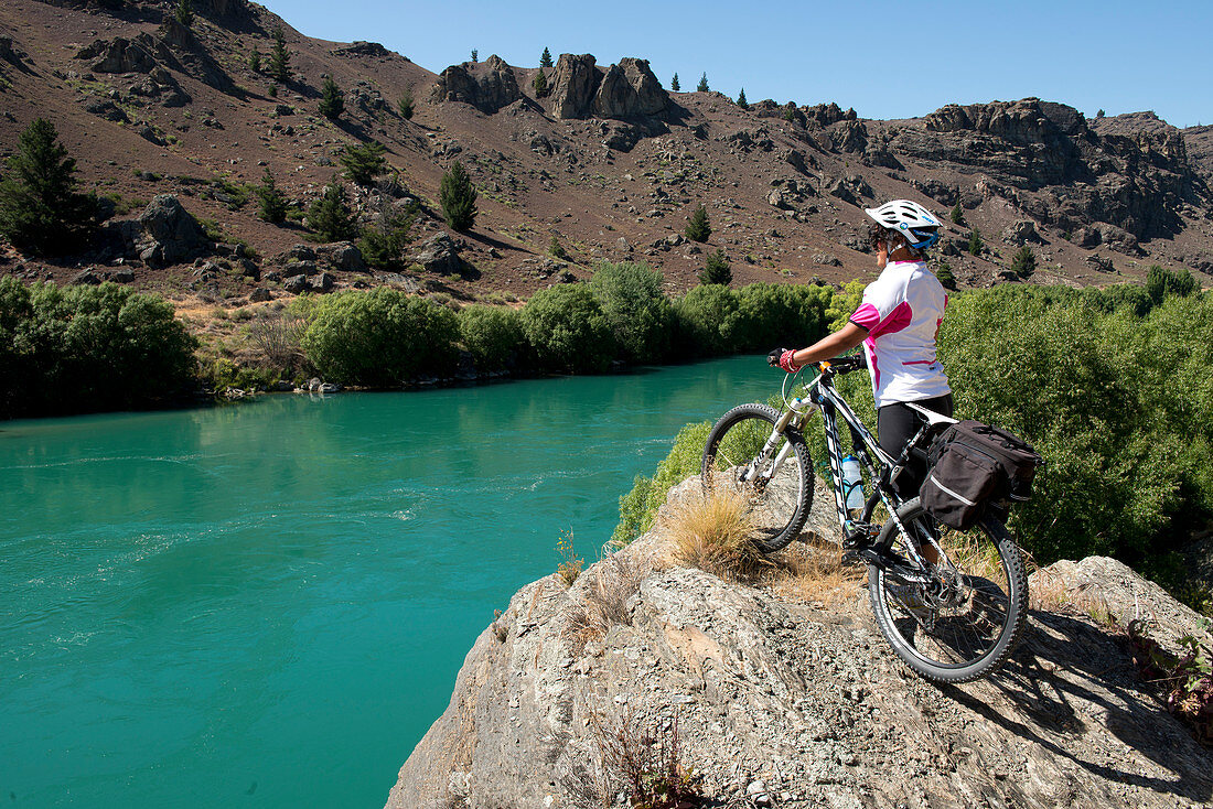Der Roxburgh Bike Trail folgt dem Clutha River durch eine dramatische Schlucht, Otago, Südinsel, Neuseeland
