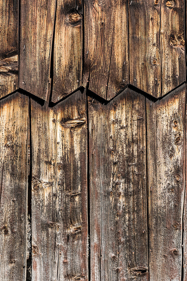 Schindeln aus Holz an einer Almhütte auf der größten Hochalm Europas, Seiser Alm, Compatsch, Südtirol, Italien