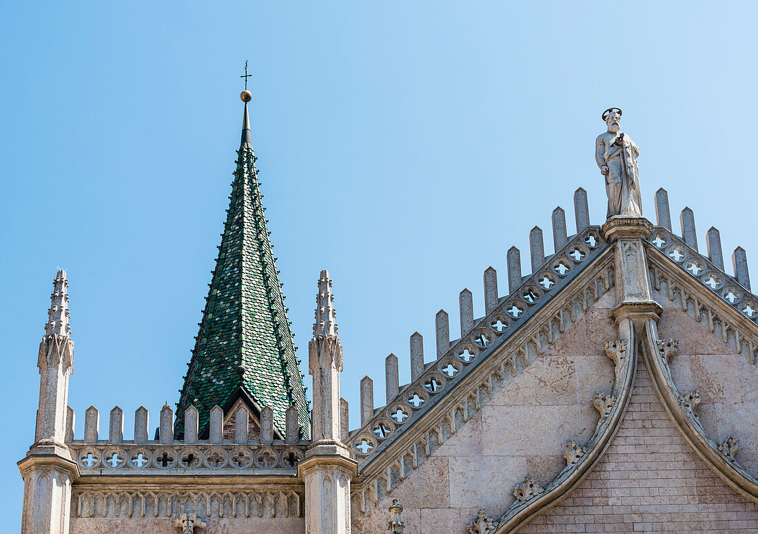 Ansicht einer Kirche mit Turm und Figur in der Altstadt, Trient, Trentino, Südtirol, Alto Adige, Italien