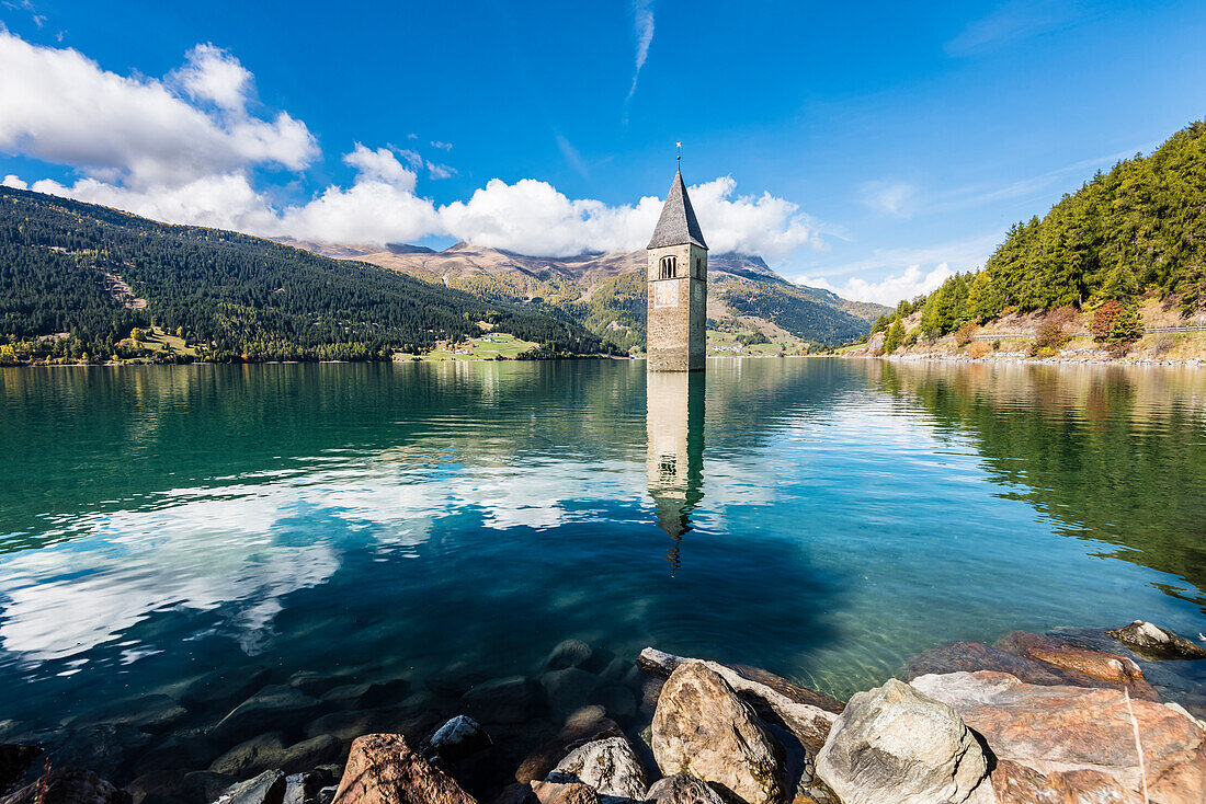 Der berühmte alte Kirchturm von Graun im Reschensee, Graun, Vinschgau, Südtriol, Alto Adige, Italien