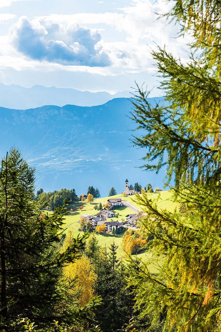 Der in der Nähe der Bletterbachschlucht gelegene Ort Radein (1550m ü.d.M.) mit der St. Wolfgang Kirche und dem Bergpanorama im Herbst, Radein, Südtirol, Alto Adige , Italien