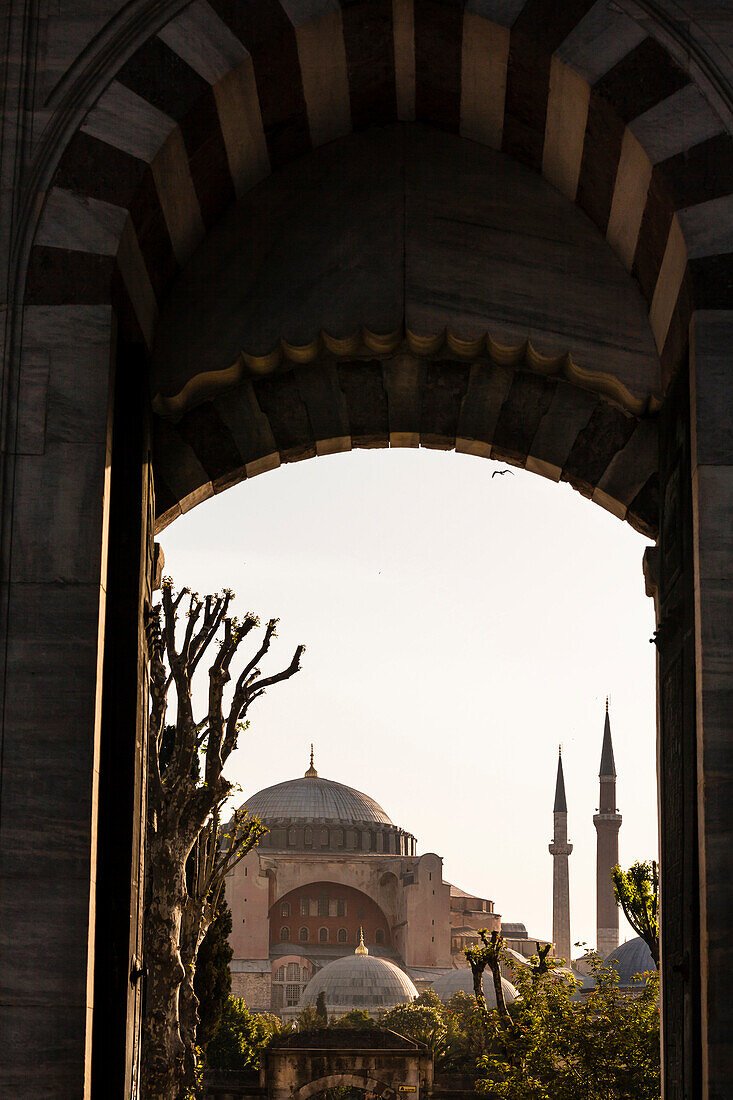 Die Hagia Sophia durch einen Torbogen von der Blauen Moschee, Sultan-Ahmed-Moschee aus gesehen, Istanbul, Türkei