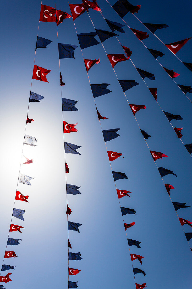 Am Taksim Platz hängen Türkische Nationalflaggen und Europaflaggen zusammen, Istanbul, Türkei
