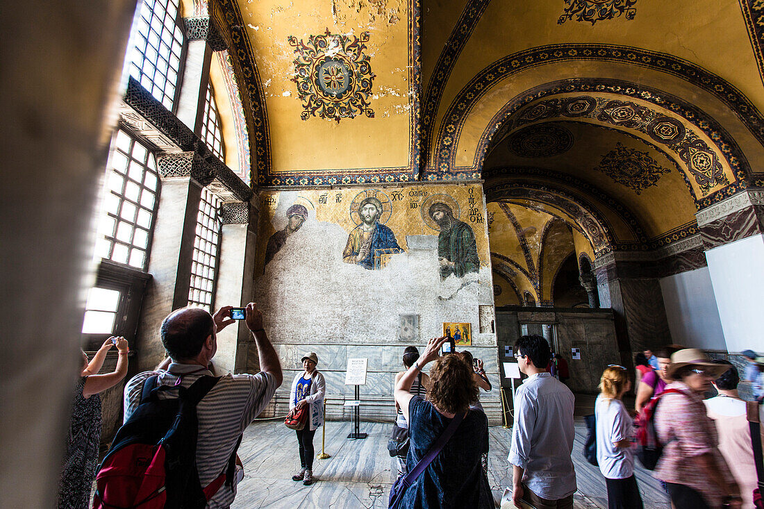 Touristen schießen Fotos vom Deësis Mosaik in der Hagia Sophia, Istanbul, Türkei