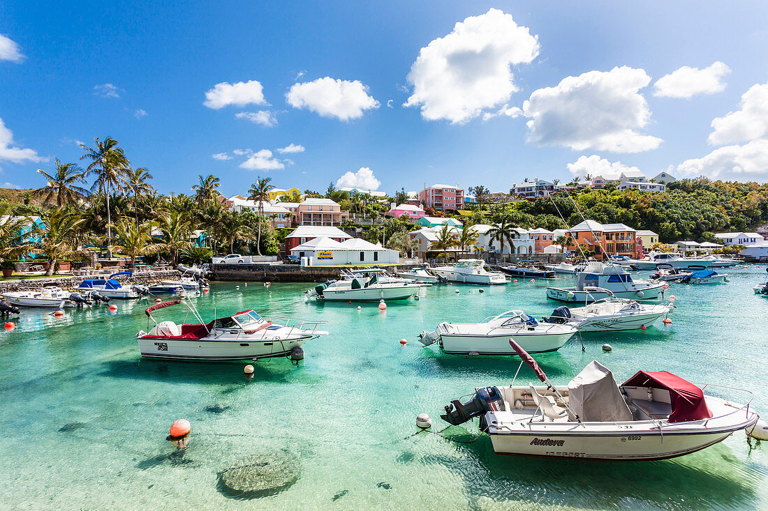 Boote im Hafen mit Blick auf Flatts Village, Insel Bermuda, Großbritannien