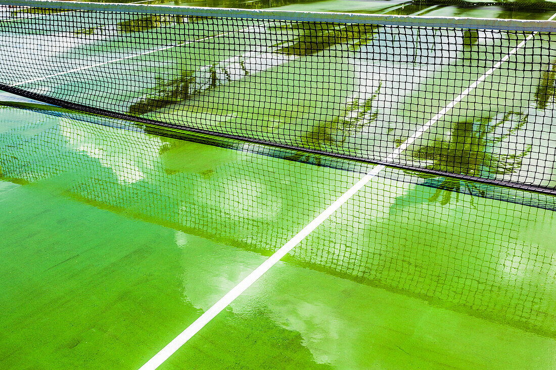 Grün farbiger Tennishartplatz nach einem Regen mit Spiegelungen, Hamilton, Insel Bermuda, Großbritannien