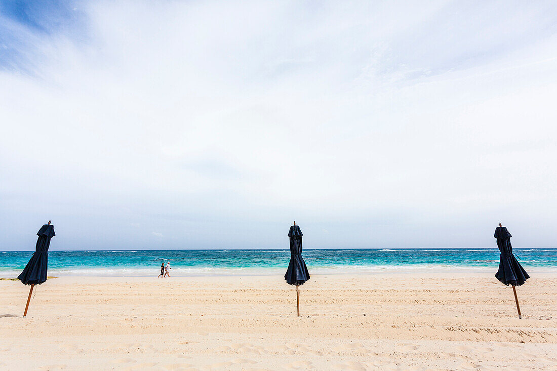 Ein Paar an einem der vielen Sandstrände mit Blick auf den Nordatlantik, Elbow Beach, Hamilton, Insel Bermuda, Großbritannien