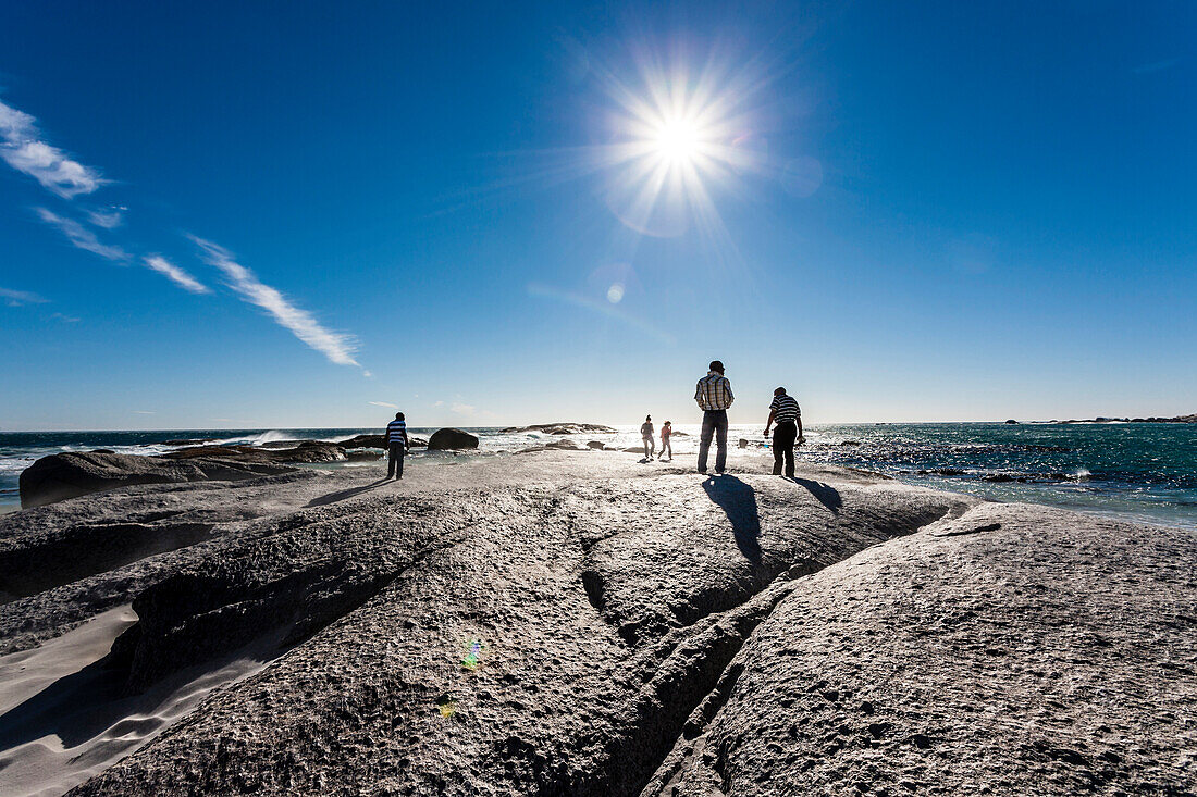 Einheimische am Strand von Camps Bay Beach, Südatlantik, Kapstadt, Südafrika